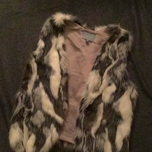 Skies Are Blue Faux fur vest
